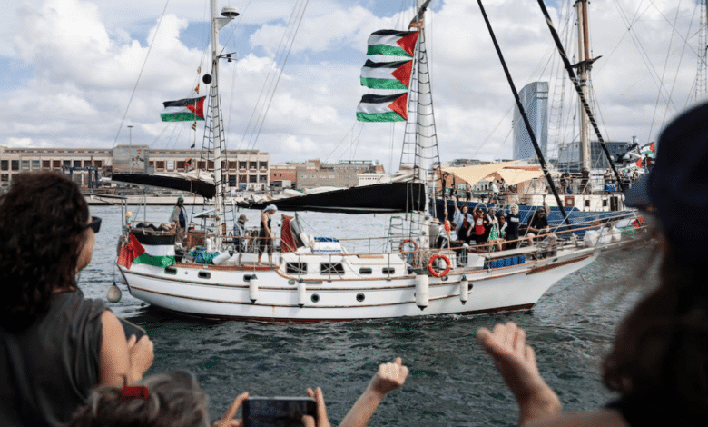 Una treintena de embarcaciones partieron de Barcelona con ayuda humanitaria para Gaza en la llamada Global Sumud Flotilla. La misión, que busca denunciar el bloqueo a la Franja, cuenta con la participación de Greta Thunberg, artistas y legisladores europeos.