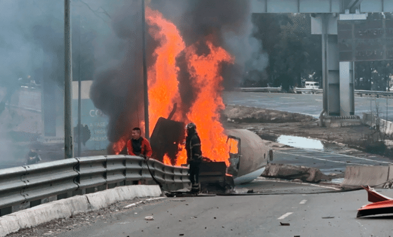Una pipa cargada con 49,500 litros de gas explotó en el Puente de la Concordia, en la alcaldía Iztapalapa, dejando al menos 57 heridos y un incendio que alcanzó a 18 automóviles.
