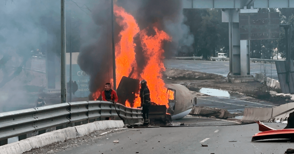 Una pipa cargada con 49,500 litros de gas explotó en el Puente de la Concordia, en la alcaldía Iztapalapa, dejando al menos 57 heridos y un incendio que alcanzó a 18 automóviles.