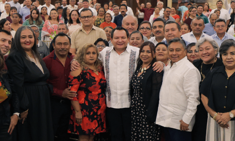 El Gobernador Joaquín Díaz Mena anunció dos días adicionales de aguinaldo en 2025 y entregó casi 7 millones de pesos en reconocimientos a personal con más de 30 y 40 años de servicio en Conalep, Cobay y Cecytey.