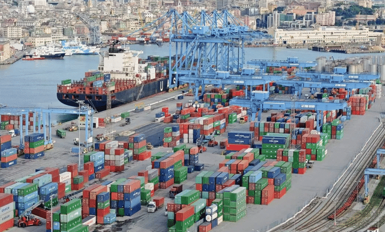 Los estibadores del puerto de Génova advirtieron que bloquearán todo el tránsito de mercancías con Israel si se atenta contra la flotilla humanitaria que navega hacia Gaza para romper el bloqueo. La amenaza cobra peso por la relevancia estratégica del puerto en el comercio europeo.