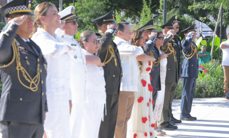 encabeza joaquín díaz mena desfile cívico militar del 215 aniversario de la independencia