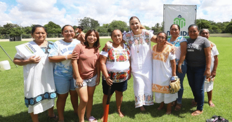 entrega cecilia patrón rehabilitación del campo deportivo de hunxectamán