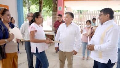 Segey atiende necesidades de escuelas en Peto con jornadas de trabajo y entrega de apoyos