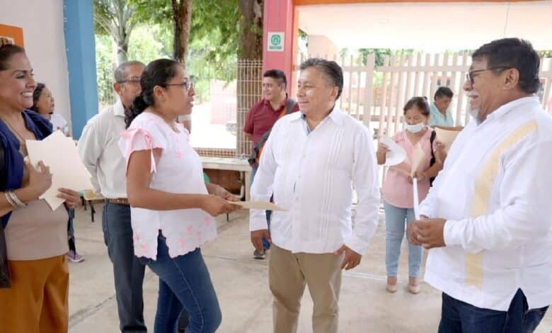 Segey atiende necesidades de escuelas en Peto con jornadas de trabajo y entrega de apoyos
