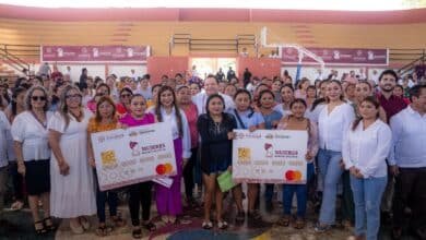 Programa Mujeres Renacimiento entrega tarjetas “Elvia Carrillo Puerto” en Hunucmá y Maxcanú