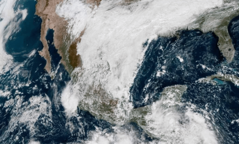 Frente frío y onda tropical causan lluvias intensas en gran parte del país