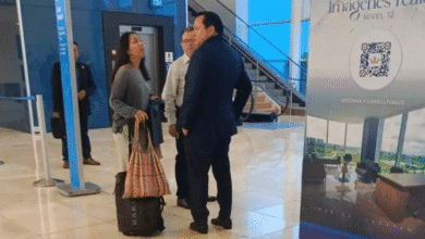 gobernador joaquín díaz mena ayuda a mujer que perdió su vuelo en el aeropuerto de mérida