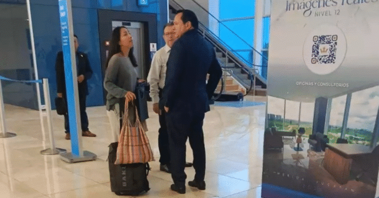 gobernador joaquín díaz mena ayuda a mujer que perdió su vuelo en el aeropuerto de mérida