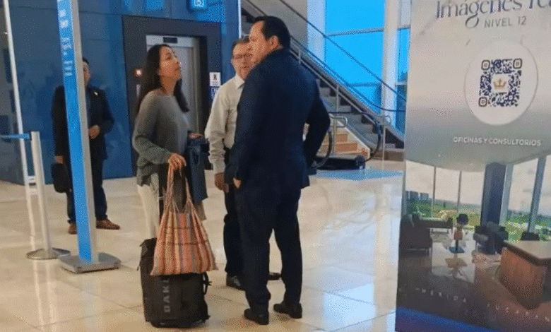 gobernador joaquín díaz mena ayuda a mujer que perdió su vuelo en el aeropuerto de mérida