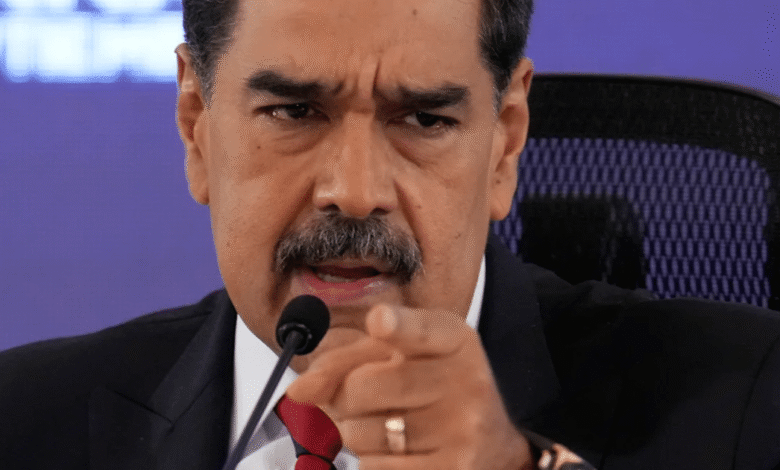 El presidente Nicolás Maduro aseguró que su país enfrenta “la mayor amenaza en 100 años” tras el despliegue militar de Estados Unidos en el Caribe, mientras Washington aumentó la recompensa por su captura a 50 millones de dólares.