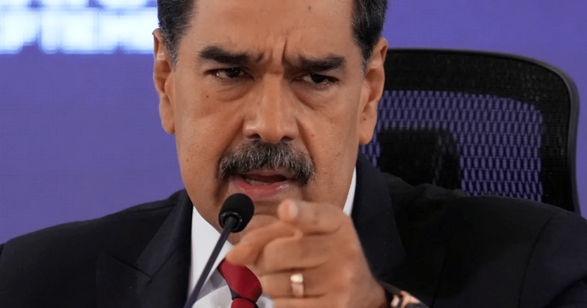 El presidente Nicolás Maduro aseguró que su país enfrenta “la mayor amenaza en 100 años” tras el despliegue militar de Estados Unidos en el Caribe, mientras Washington aumentó la recompensa por su captura a 50 millones de dólares.