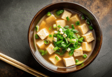 La sopa miso, uno de los platos más emblemáticos de la gastronomía japonesa, ha trascendido fronteras como un alimento reconfortante, nutritivo y lleno de historia.