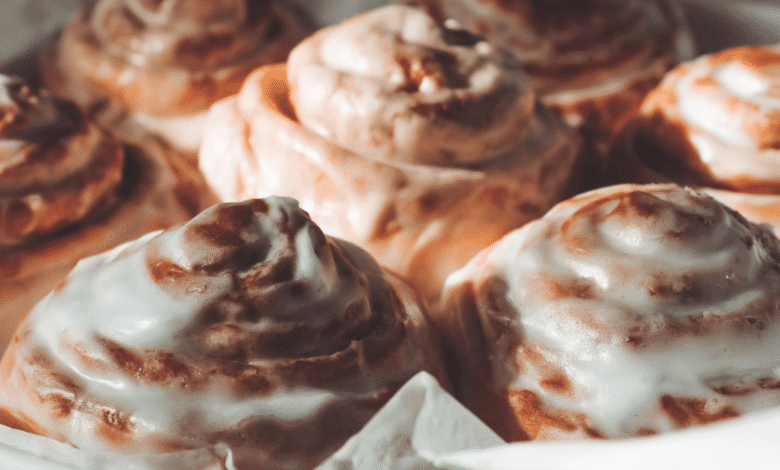 Los roles de canela son un clásico de la repostería casera; con ingredientes sencillos y un proceso paso a paso, se pueden lograr suaves, esponjosos y con el toque dulce ideal.