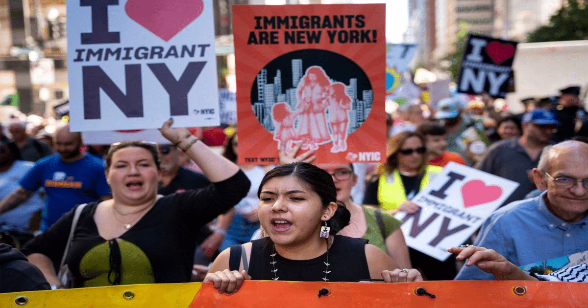 Protestas en Nueva York exigen alto a la represión migratoria y paz en Gaza