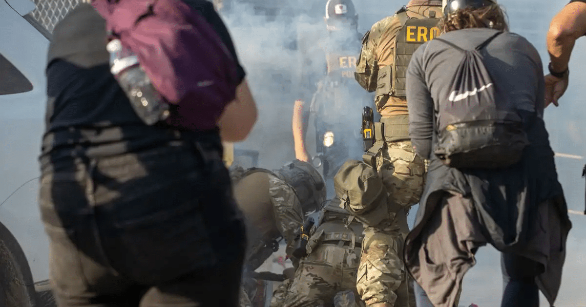 Protestas masivas contra el ICE y redadas de Trump terminan con detenidos y gases químicos (Foto por AP)