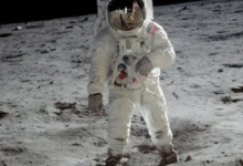 La NASA recuerda que para formar parte de la misión tripulada Artemis II —programada como vuelo de prueba alrededor de la Luna en 2026— el único requisito real es ser astronauta seleccionado y certificado dentro de la campaña Artemis