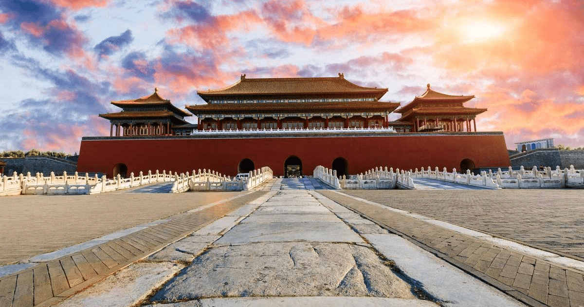 Los palacios de China, como la Ciudad Prohibida en Pekín o el Palacio de Verano, son testigos de dinastías milenarias, símbolos de poder y refinamiento arquitectónico.