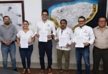 Rihani González firma convenio con el Incay para mejorar calles en Progreso y Flamboyanes