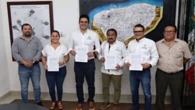 Rihani González firma convenio con el Incay para mejorar calles en Progreso y Flamboyanes