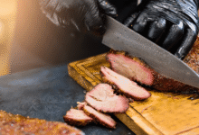 El “Texas-style barbecue” es uno de los métodos más emblemáticos para cocinar carne a fuego lento. Aprende los secretos para lograr un ahumado perfecto, con corteza crujiente y sabor intenso.