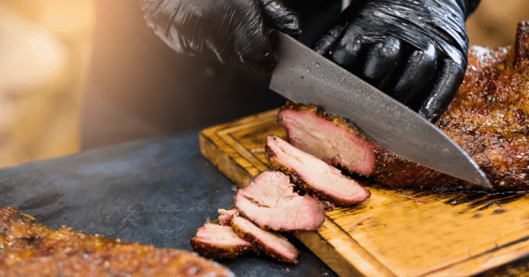 El “Texas-style barbecue” es uno de los métodos más emblemáticos para cocinar carne a fuego lento. Aprende los secretos para lograr un ahumado perfecto, con corteza crujiente y sabor intenso.