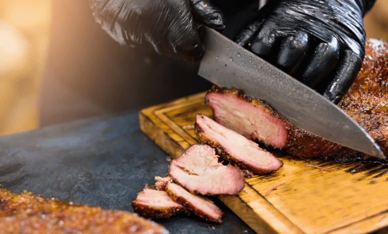 El “Texas-style barbecue” es uno de los métodos más emblemáticos para cocinar carne a fuego lento. Aprende los secretos para lograr un ahumado perfecto, con corteza crujiente y sabor intenso.