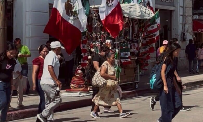 Puestos ambulantes de accesorios patrios registran buen movimiento en ventas