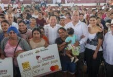 Yucatán entrega tarjetas “Elvia Carrillo Puerto” a madres autónomas con programa Mujeres Renacimiento