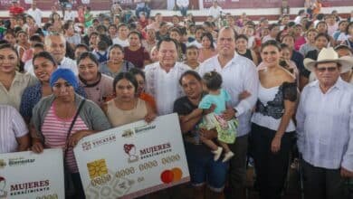 Yucatán entrega tarjetas “Elvia Carrillo Puerto” a madres autónomas con programa Mujeres Renacimiento