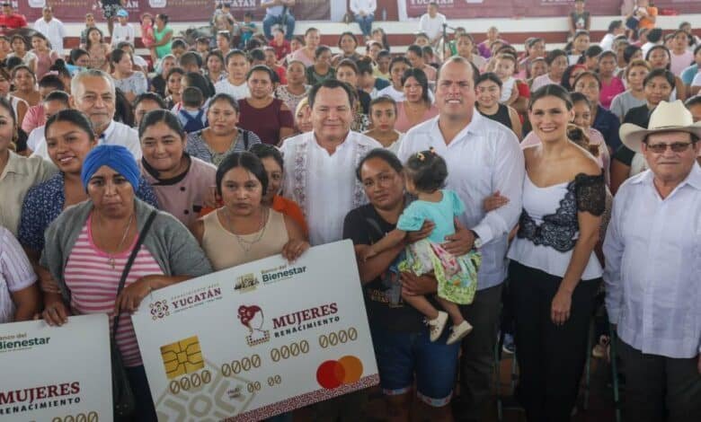 Yucatán entrega tarjetas “Elvia Carrillo Puerto” a madres autónomas con programa Mujeres Renacimiento