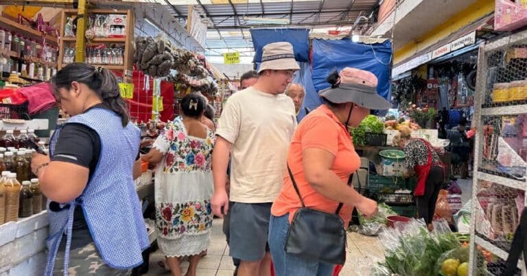 Locatarios de Mérida celebran repunte de ventas con la llegada de turistas por Día de Muertos