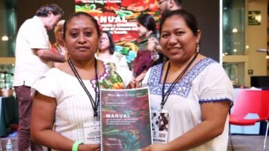 artesanas mayas de yucatán presentan el manual del bordado yucateco