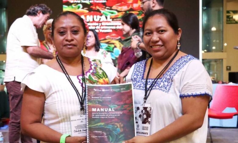 artesanas mayas de yucatán presentan el manual del bordado yucateco