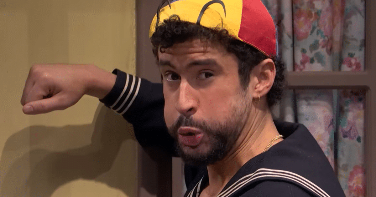 Bad Bunny causa sensación al interpretar a “Quico” en Saturday Night Live