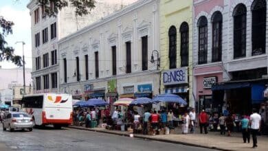 Refuerzan operativos para evitar el crecimiento del comercio informal en temporada de Halloween y fin de año