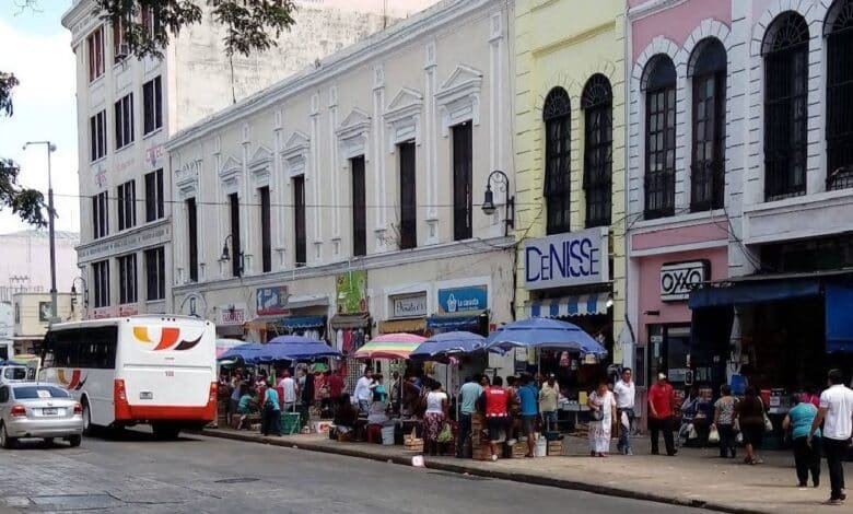 Refuerzan operativos para evitar el crecimiento del comercio informal en temporada de Halloween y fin de año