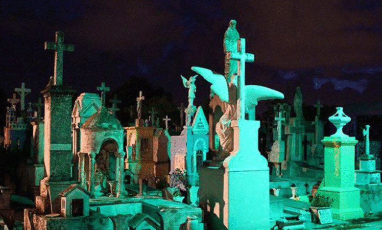 cementerio general de mérida abre sus puertas de noche por día de muertos