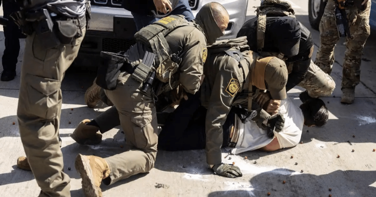 Agentes del Departamento de Seguridad Nacional (DHS) informaron que fueron “embestidos y acorralados” en Broadview, Illinois, por diez automóviles durante una protesta contra operaciones migratorias.