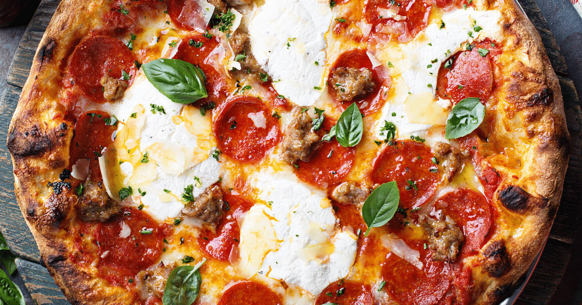 La pizza, uno de los platillos más emblemáticos de Italia, nació en Nápoles como una comida sencilla de la clase trabajadora y hoy es un ícono global.