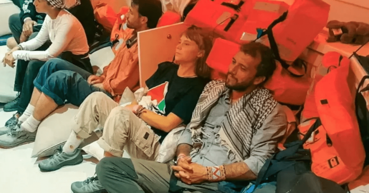 Participantes de la flotilla humanitaria Global Sumud, deportados o detenidos por Israel, han denunciado condiciones de reclusión inhumanas, abusos físicos y psicológicos, privación de alimentos, agua y medicamentos.