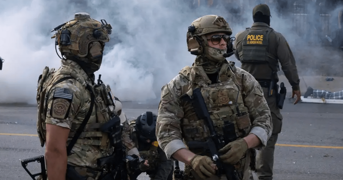 El gobierno del presidente Donald Trump calificó este domingo a la ciudad de Chicago como una “zona de guerra”, justificando así el despliegue de 300 soldados de la Guardia Nacional, una medida que fue ejecutada pese a la oposición del gobernador de Illinois, J.B. Pritzker, y de las autoridades demócratas locales.