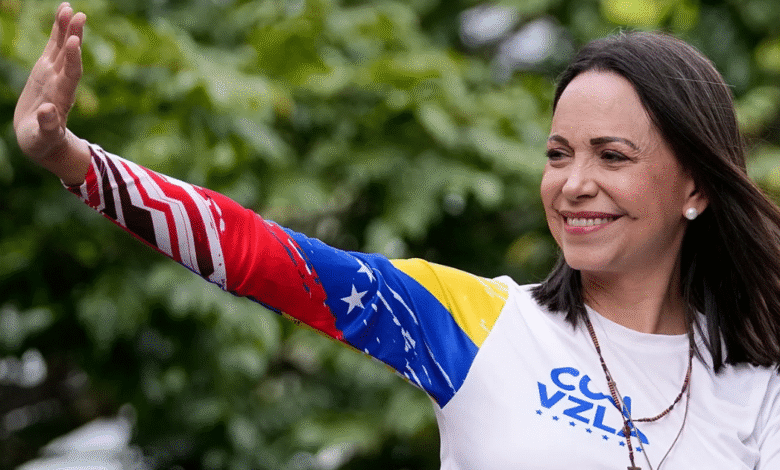 María Corina Machado, principal figura de la oposición venezolana, fue galardonada este viernes, 10 de octubre de 2025, con el Premio Nobel de la Paz. El Comité Noruego del Nobel en Oslo justificó la elección por su "promoción de los derechos democráticos" y su rol unificador en la búsqueda de una "transición justa y pacífica de la dictadura a la democracia" en Venezuela.