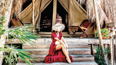 Una modalidad de alojamiento ha ganado relevancia en las costas de Yucatán y Quintana Roo: el glamping. Este concepto, cuyo nombre proviene de la fusión de las palabras glamour y camping, ofrece a los visitantes la oportunidad de experimentar una profunda cercanía con la naturaleza sin sacrificar las comodidades de un resort de lujo.