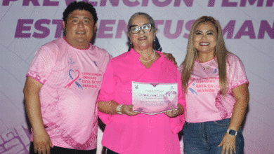 Encabezados por la presidenta del DIF, Raquel Balam, decenas de mujeres y hombres participaron en una “Rodada Rosa” que promovió la autoexploración y la prevención