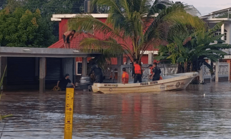 El desbordamiento del Río Cazones deja un muerto y a familias atrapadas (Foto por la Secretaría de protección Civil de Veracruz)