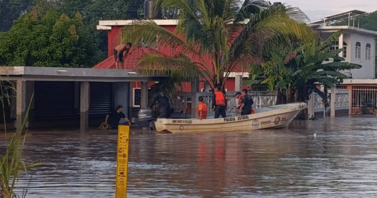 El desbordamiento del Río Cazones deja un muerto y a familias atrapadas (Foto por la Secretaría de protección Civil de Veracruz)