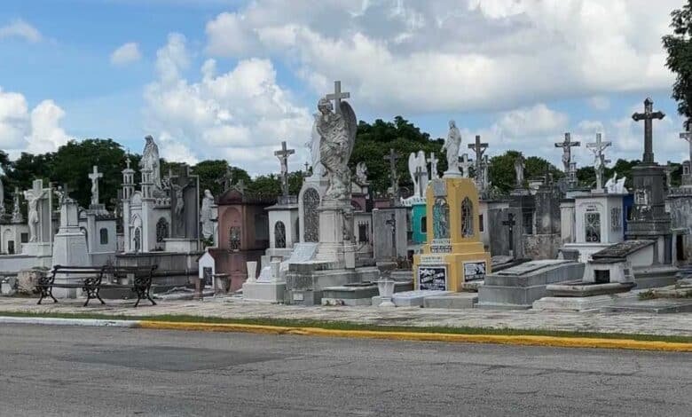 esperan más de 20 mil visitantes en los cementerios de mérida