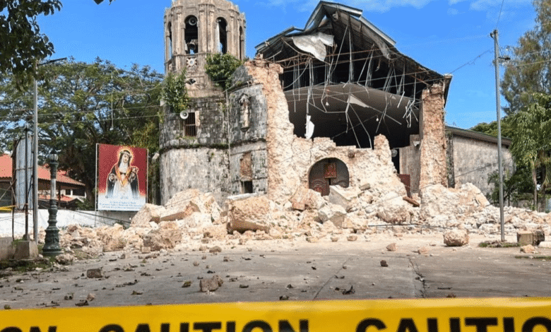 Asciende a 72 la cifra de fallecidos por fuerte terremoto en Filipinas; miles de personas siguen sin hogar (Foto por Juanito Espinosa/EFE)