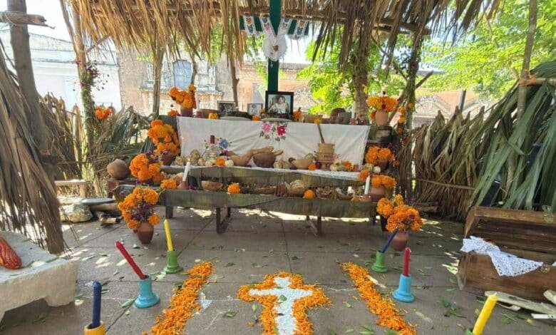 Gran Muestra de Altares 2025 llena de color y memoria la Plaza Grande de Mérida